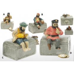 Tirelire figurine Pirate sur coffre