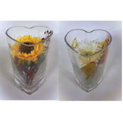 Composition Fleurs artificielles dans Vase coeur